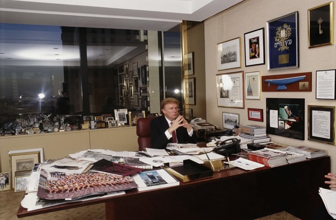 CirculoArq's tweet photo. Donald Trump and his books:
S, M, L, XL &amp; Delirious New York https://t.co/8ChMt61D3K
