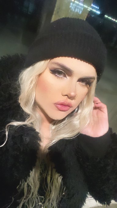 Kiss me? https://t.co/zkFJajT8o2