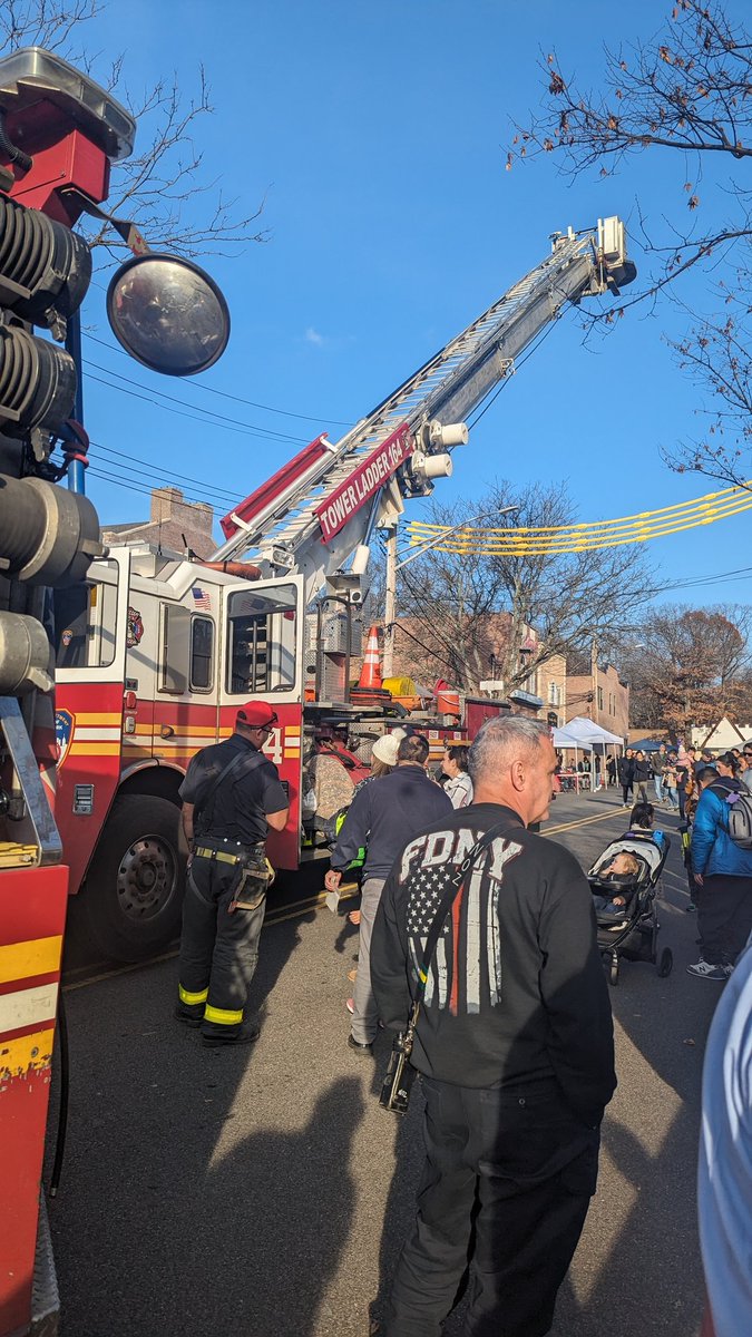 VicEdee's tweet photo. Yesterday's 6th annual Douglaston Winter Festival, sponsored by the @DouglastonLDC was a huge celebration of COMMUNITY for the holiday season!
#douglaston
#community #holidayseason https://t.co/jNDcRQvmLN