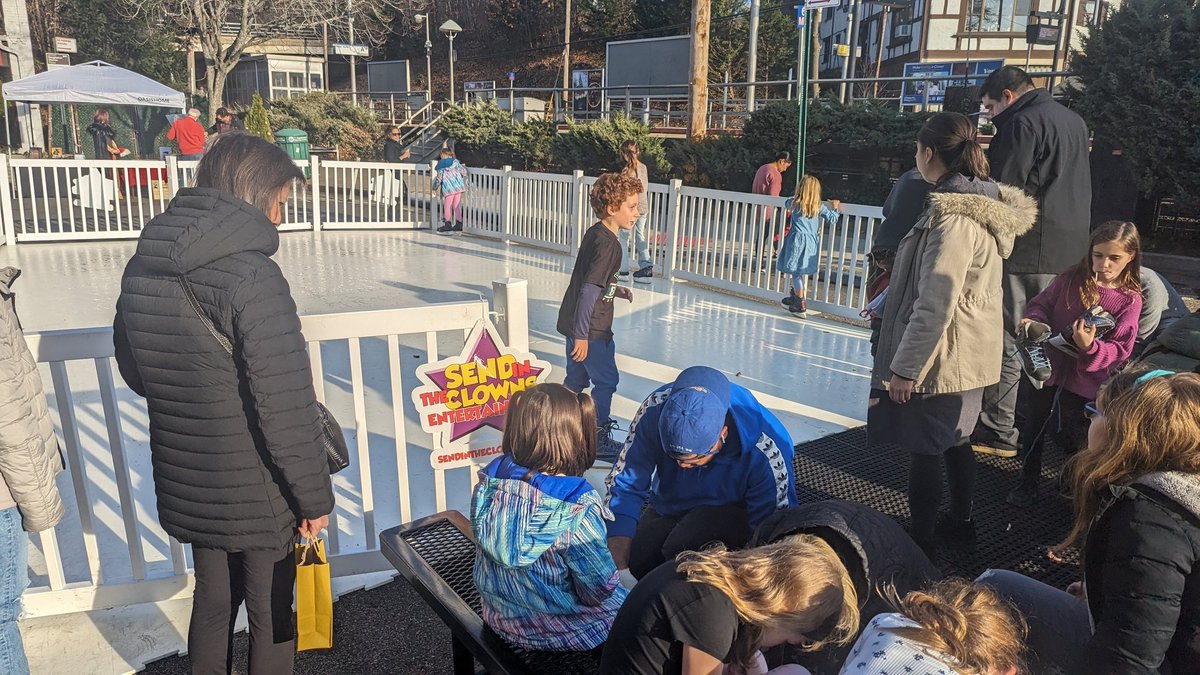 VicEdee's tweet photo. Yesterday's 6th annual Douglaston Winter Festival, sponsored by the @DouglastonLDC was a huge celebration of COMMUNITY for the holiday season!
#douglaston
#community #holidayseason https://t.co/jNDcRQvmLN