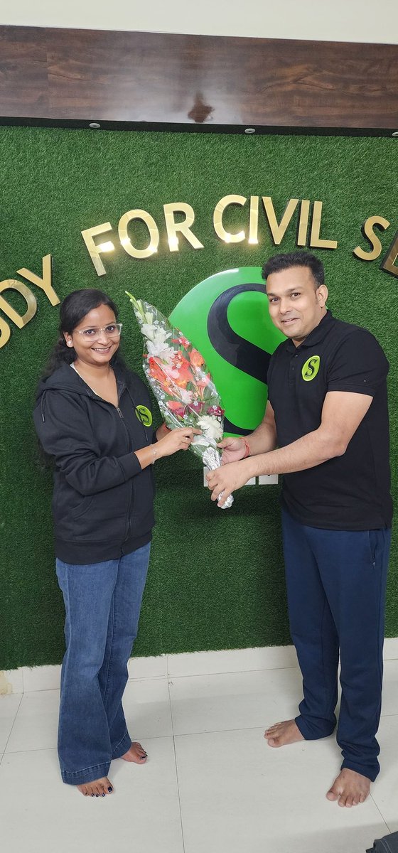 studyforcivils's tweet photo. SDM 🔥 Rank 2 

Roll number 552382 67th BPSC Topper NIKITA KUMARI ji aaj hamare office me aayin aur unki puri life journey ka ek Detailed INTERVIEW PODCAST kiya gaya .

Bilkul Simple family se aakar BPSC ko TOP karne ki journey kaisi rahi ? 
Kaise , kahan se kitna ,kya padha ki SDM ban gayin ? 

Aaj rat 10 PM par SDM ka Detailed INTERVIEW PODCAST ka video aayega . Usko pura jaroor dekhiyega. Behad important hai Students k liye ! Dekhiyega jaroor
#gyansir #studyforcivilservices #bpsc #sdm #bpsctopper