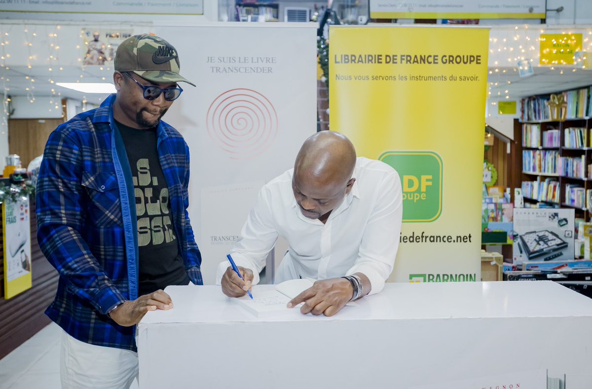 simpliceamany's tweet photo. Heureux de partager cette expérience « La théorie du miroir » avec le grand frère Fabrice SAWEGNON. Découvrir la personne que nous sommes vraiment, sans faux-fuyants.
#Transcender
#1erlivre_FabriceSawegnon
#BonDimancheAtous🙏🏽
#AvecLeCoeur❤️ https://t.co/jt4ga5kh98