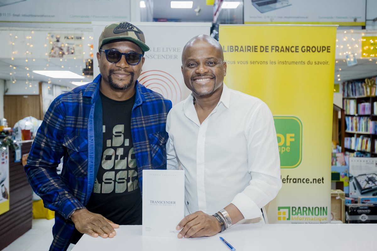 simpliceamany's tweet photo. Heureux de partager cette expérience « La théorie du miroir » avec le grand frère Fabrice SAWEGNON. Découvrir la personne que nous sommes vraiment, sans faux-fuyants.
#Transcender
#1erlivre_FabriceSawegnon
#BonDimancheAtous🙏🏽
#AvecLeCoeur❤️ https://t.co/jt4ga5kh98
