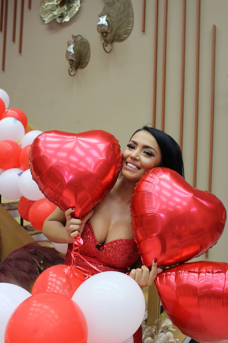 The Romanian TV presenter Andreea Mantea🇷🇴🎈#andreeamantea #romaniangirl #reddress #redlover #smilinggirl #heartshaped #mylar #baloane #balloons