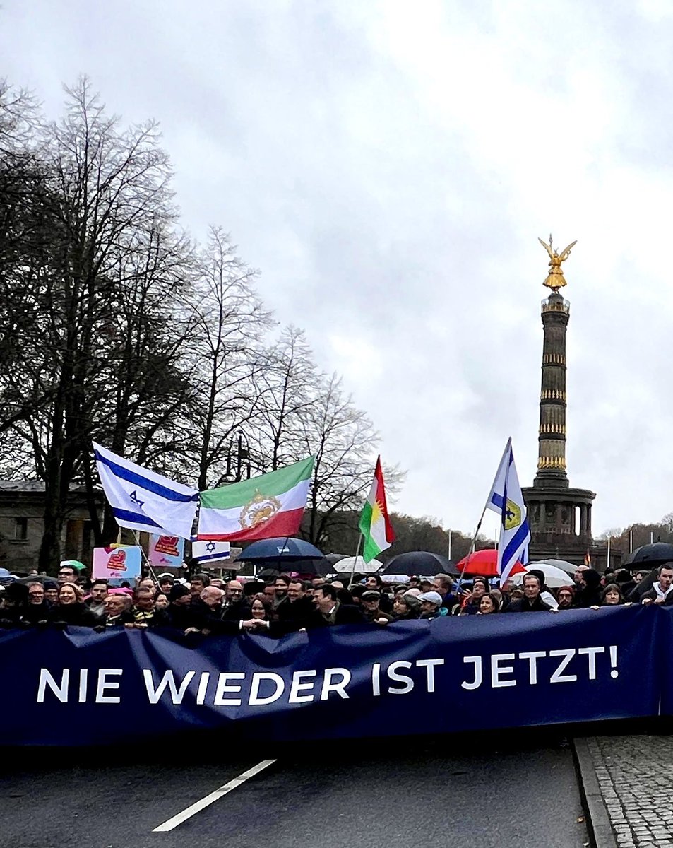 YakiLopez's tweet photo. Wir alle in Israel sind von diesen Fotos sehr bewegt. Vielen Dank an 🇩🇪 für die Unterstützung 🇮🇱 und das Engagement im Kampf gegen Antisemitismus. Während wir Chanukka 🕎 feiern, sind wir zuversichtlich, dass das Licht die Dunkelheit immer besiegen wird. #NieWiederistJetzt https://t.co/dx8Bm7LXMG