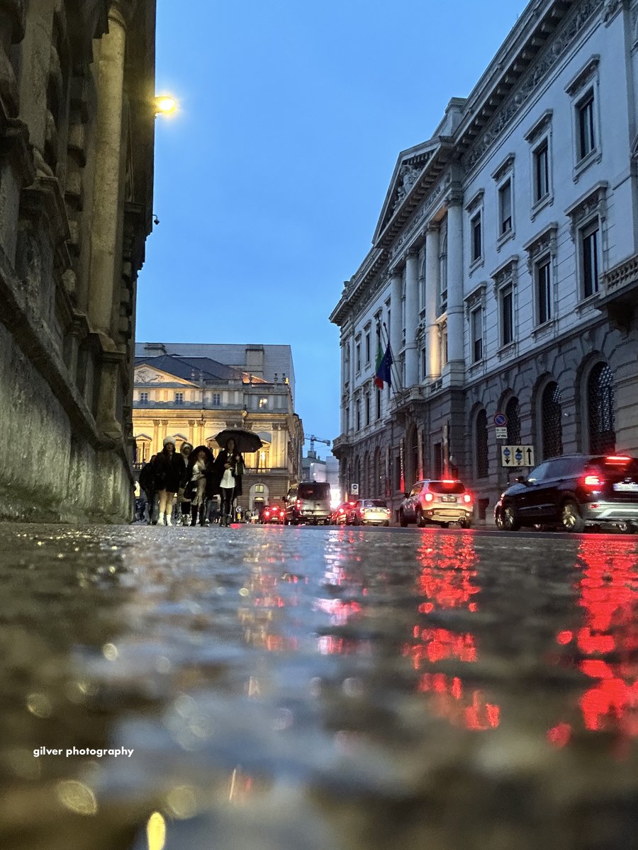 Milano...il pleut doucement...
#Milano #teatroallascala #streetphotography
#ストリートスナップ @RobertoDoCimbro @MilanoSegreta @LaFrauMi1 @amarenadf