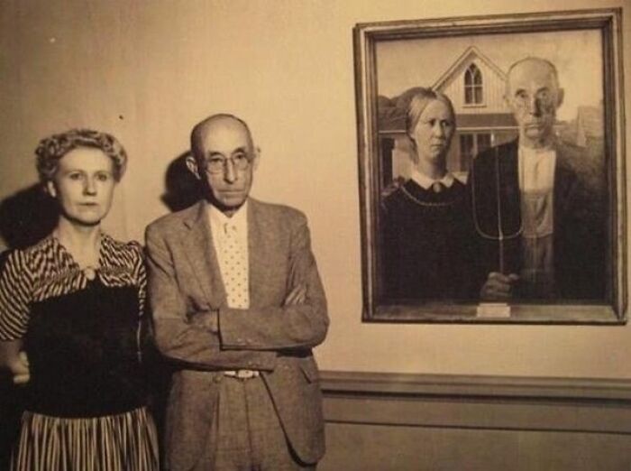 RelatocuriosoK's tweet photo. - Los modelos de “american gothic” junto al cuadro (1942). https://t.co/eLnnqqmHCv