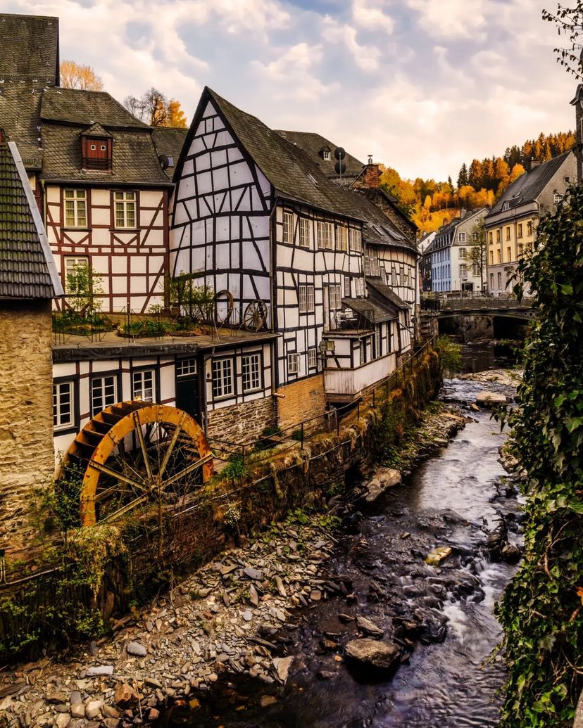 German villages are renowned for their quaint charm and traditional architecture.

Here are the most picturesque towns in Germany 🧵

1. Monschau