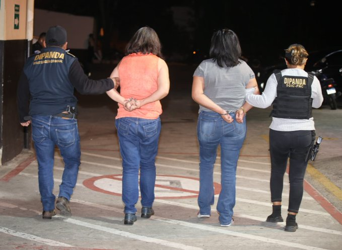 CanalAntigua's tweet photo. Dos mujeres fueron aprehendidas en la zona 1 de Mixco señaladas de ser integrantes de una pandilla y de extorsionar a transportistas. ⬇️
#Capturadas #Mixco https://t.co/KNxf7hwabR