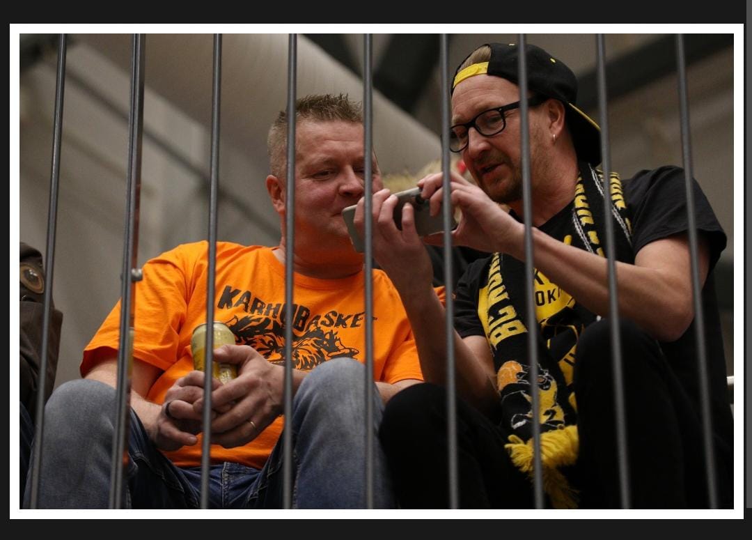 Tämä Alakulman porukka on kyllä maailmasta fiksuinta väkiä🧡 Vaikka molemmat huutaa naama punaisena omiensa puolesta ku peli on käynnis niin sitte tauolla istutaan Yläkulmas juoden vaaleaa keskiolutta ja katsotaan piparkakkutalon valmistusta..
Ihan kaikkien kans tämä ei onnistu😎