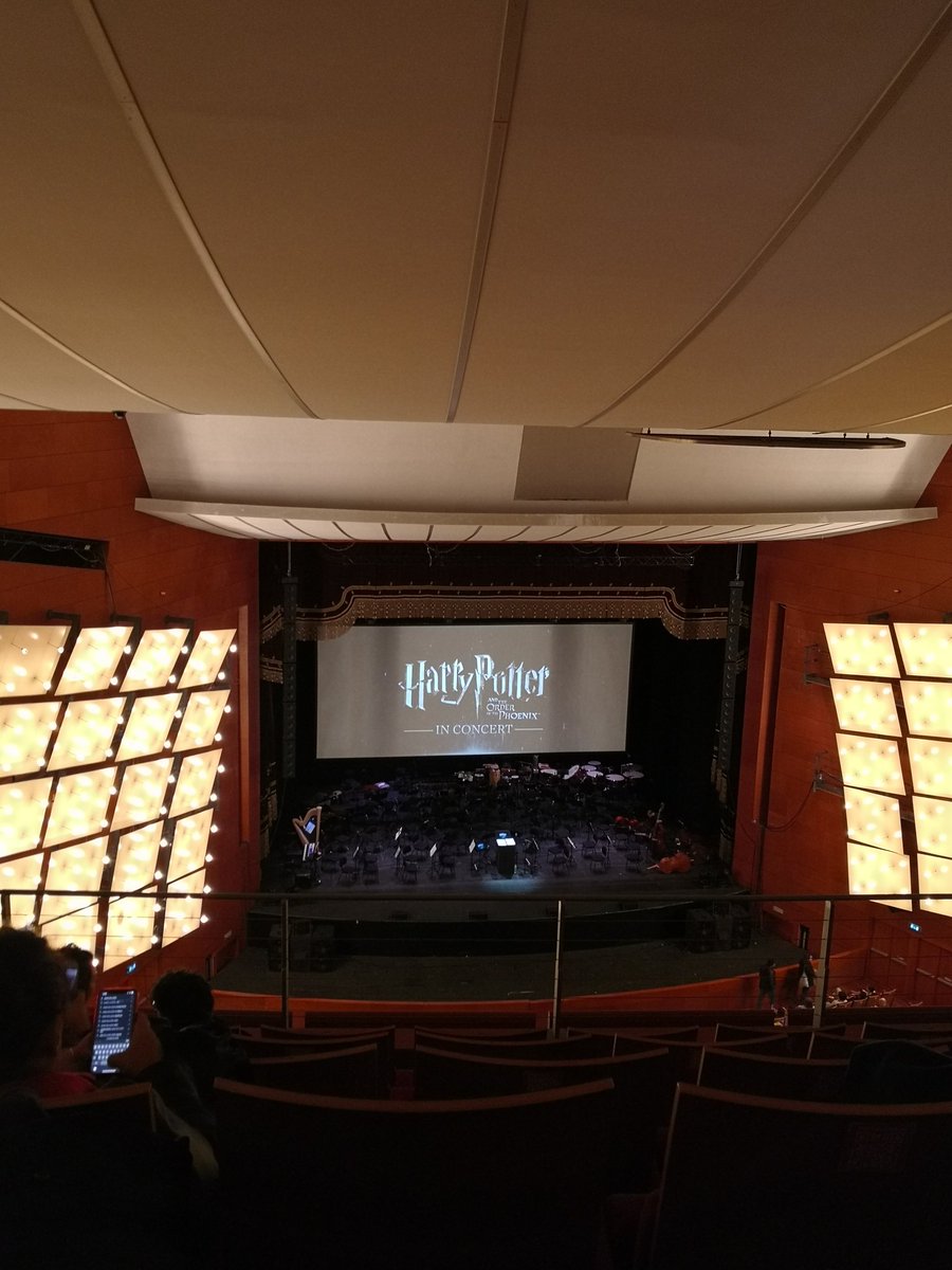 oggi ho visto harry potter a teatro con l'orchestra che suonava dal vivo la colonna sonora, adorooo🌠
#HarryPotterInConcert