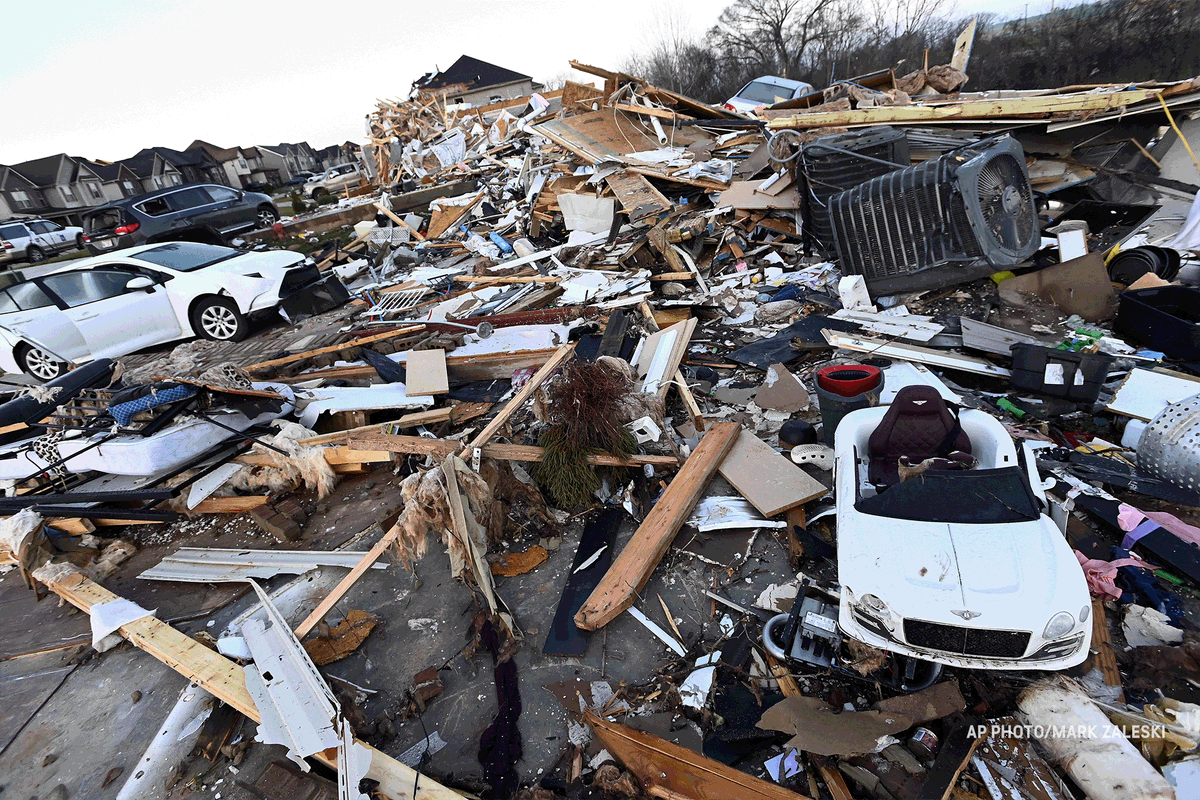 accuweather's tweet photo. Heartbreak in Tennessee 💔

Residents begin cleaning up today after tornados caused catastrophic damage in Middle Tennessee Saturday afternoon and evening.

📍Clarksville, TN https://t.co/nV09p3BGwC