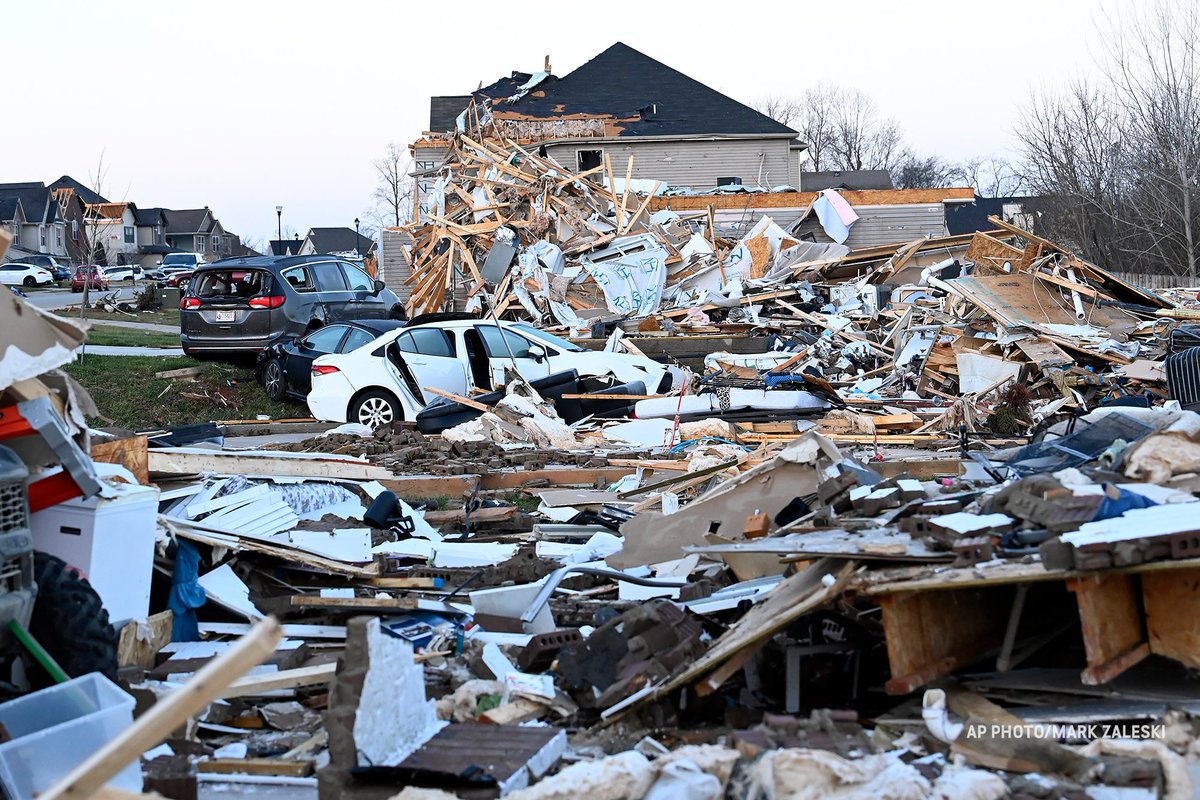 accuweather's tweet photo. Heartbreak in Tennessee 💔

Residents begin cleaning up today after tornados caused catastrophic damage in Middle Tennessee Saturday afternoon and evening.

📍Clarksville, TN https://t.co/nV09p3BGwC