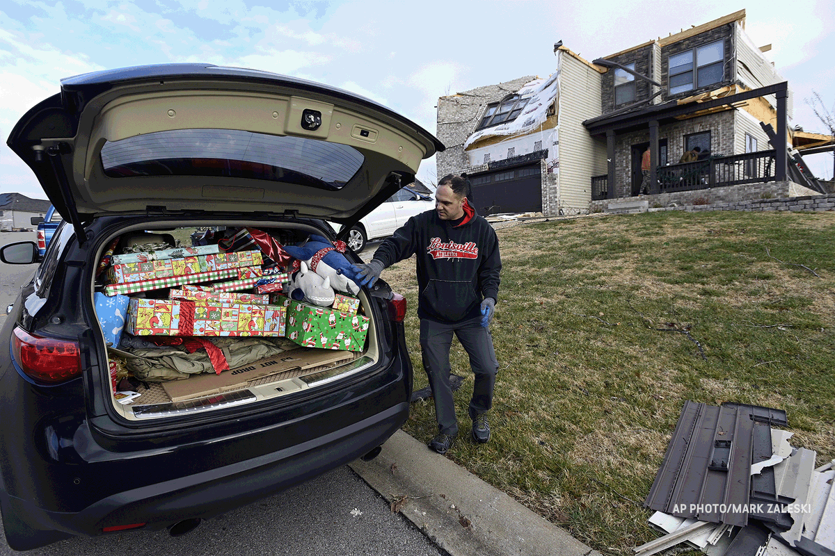 accuweather's tweet photo. Heartbreak in Tennessee 💔

Residents begin cleaning up today after tornados caused catastrophic damage in Middle Tennessee Saturday afternoon and evening.

📍Clarksville, TN https://t.co/nV09p3BGwC