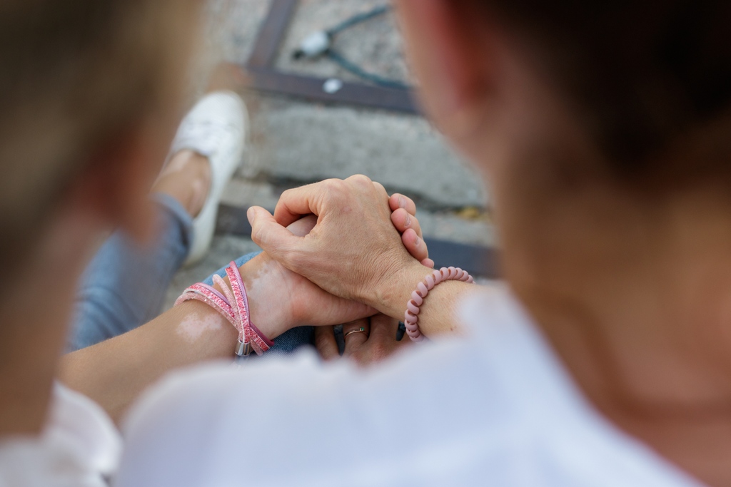 vitiligosociety's tweet photo. Are you supporting a loved one with #vitiligo?

Our Parent Support Network is a safe space for family members to share experiences and talk about how to support someone with vitiligo. It's a great opportunity to learn more.

For more: 
https://t.co/Kd85gnxBH0 https://t.co/ZLLTB6bBkH