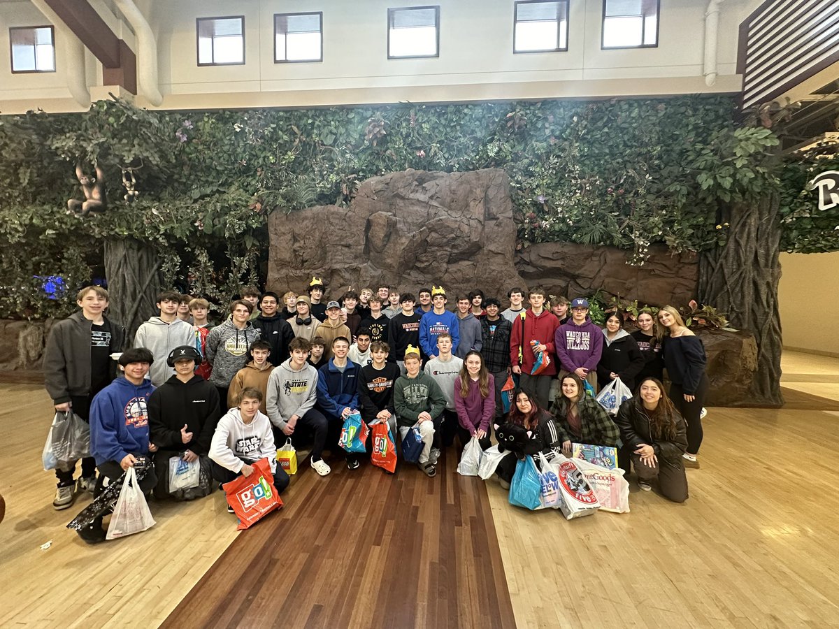 GOWHS_Wrestling's tweet photo. Wauconda Wrestling just finished our annual holiday shopping for “Wishes For Wauconda” and purchased gifts for children in need. Supporting our community is important to our program! https://t.co/z4uytjz8YU