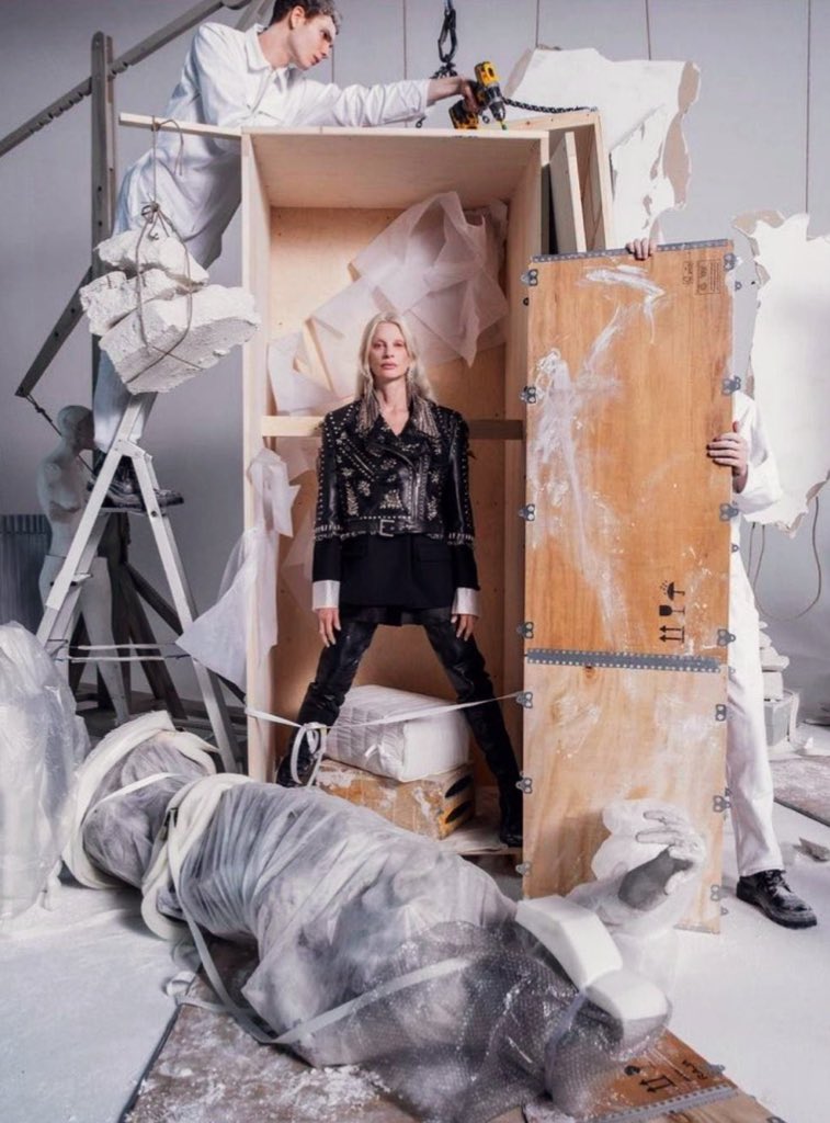 Sanat desen değil, estetik desen değil, bu resmen ve apaçık insan onuru ve haysiyetiyle alay etmek, başkalarının acılarından eğlence çıkarmaktır.

#ZaraBoycott