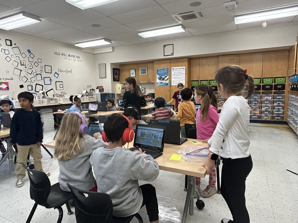 VresAnaya's tweet image. This week our VRS kindergarteners had an exciting day. Students participated in the #DayOfCoding. So proud of these little future programmers! #CodingForKids