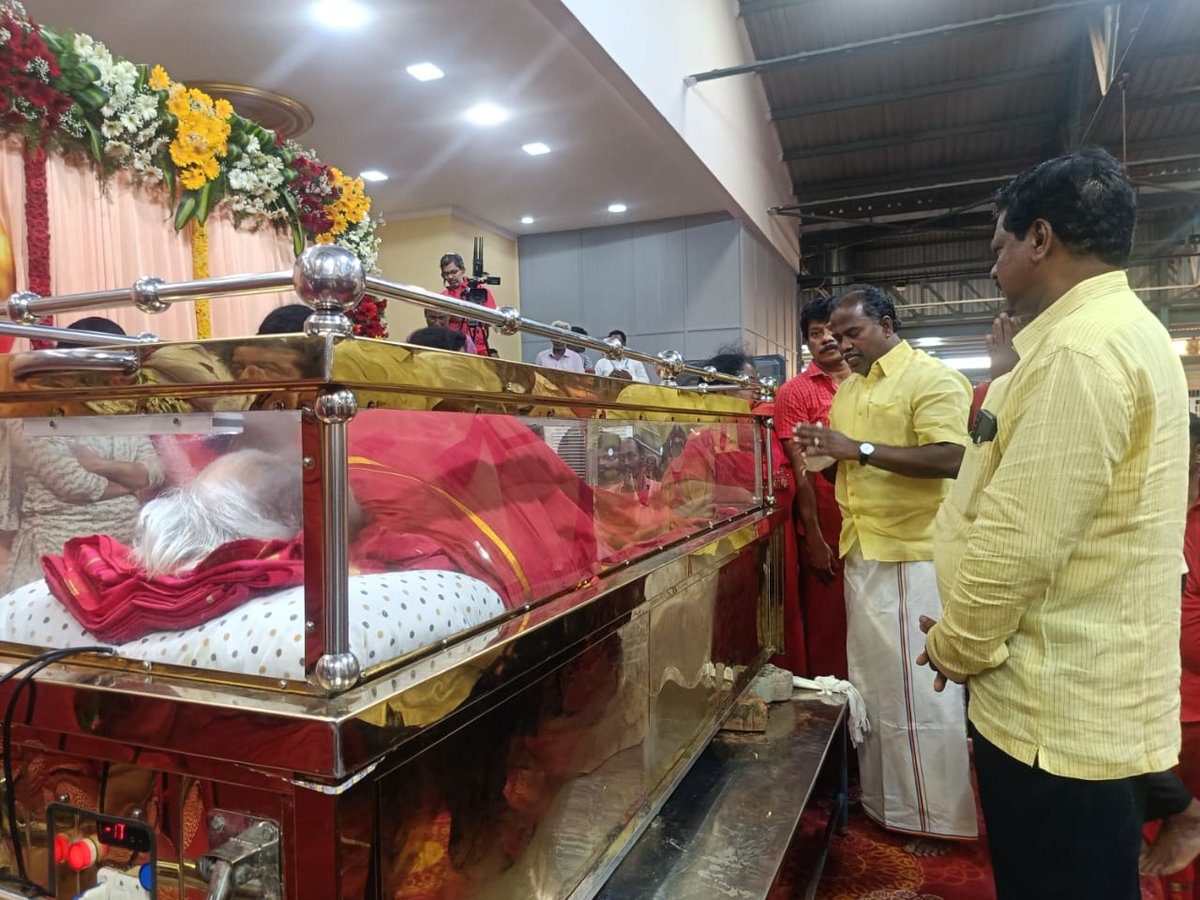 g_vaithi's tweet photo. மறைந்த ஆன்மீகப் புரட்சியாளர்
அருட்திரு.பங்காரு அடிகளார் அவர்களுக்கு இறுதி அஞ்சலி செலுத்தி குடும்பத்தாரிடம் துக்கத்தினை பகிர்ந்து கொண்டேன்.

--
அக்.20/2023
மேல்மருவத்தூர் https://t.co/coIwMGycAu