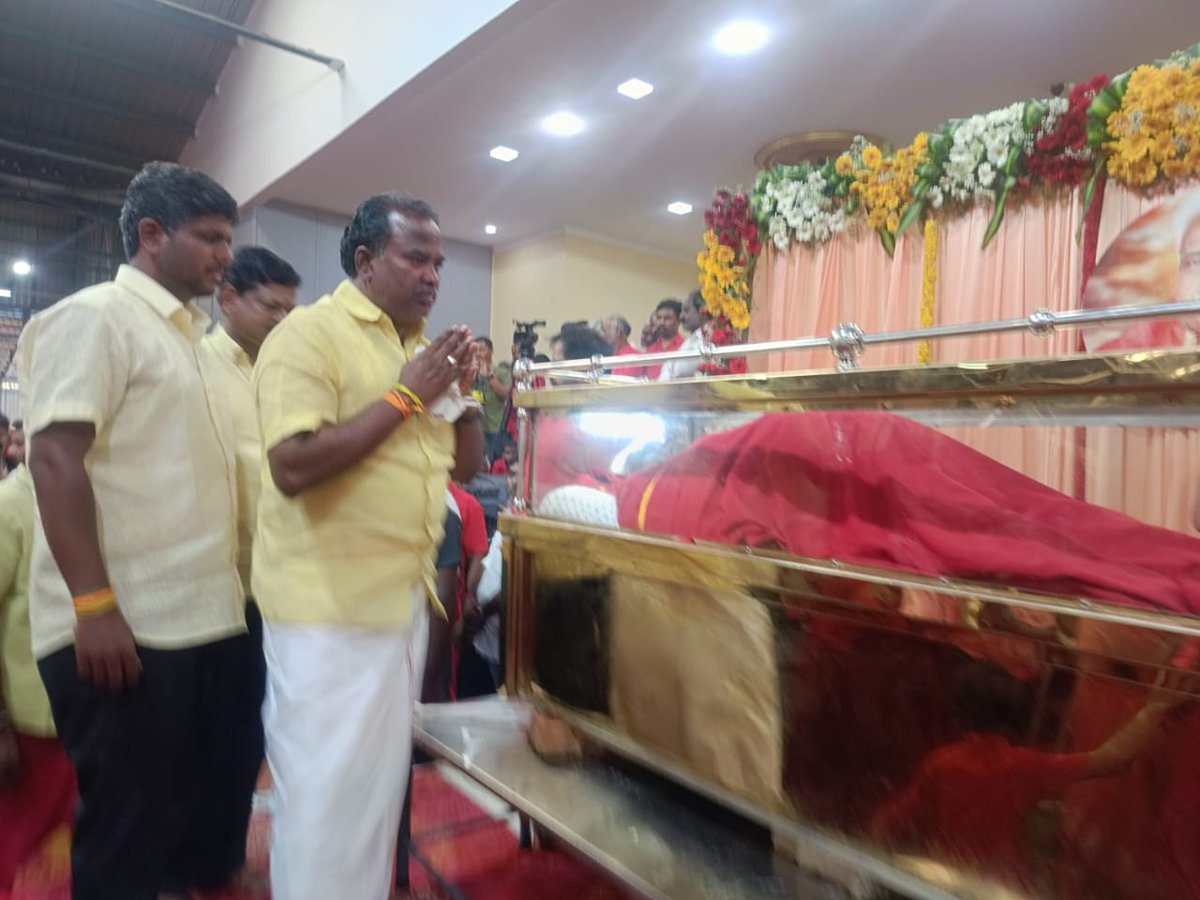 g_vaithi's tweet photo. மறைந்த ஆன்மீகப் புரட்சியாளர்
அருட்திரு.பங்காரு அடிகளார் அவர்களுக்கு இறுதி அஞ்சலி செலுத்தி குடும்பத்தாரிடம் துக்கத்தினை பகிர்ந்து கொண்டேன்.

--
அக்.20/2023
மேல்மருவத்தூர் https://t.co/coIwMGycAu