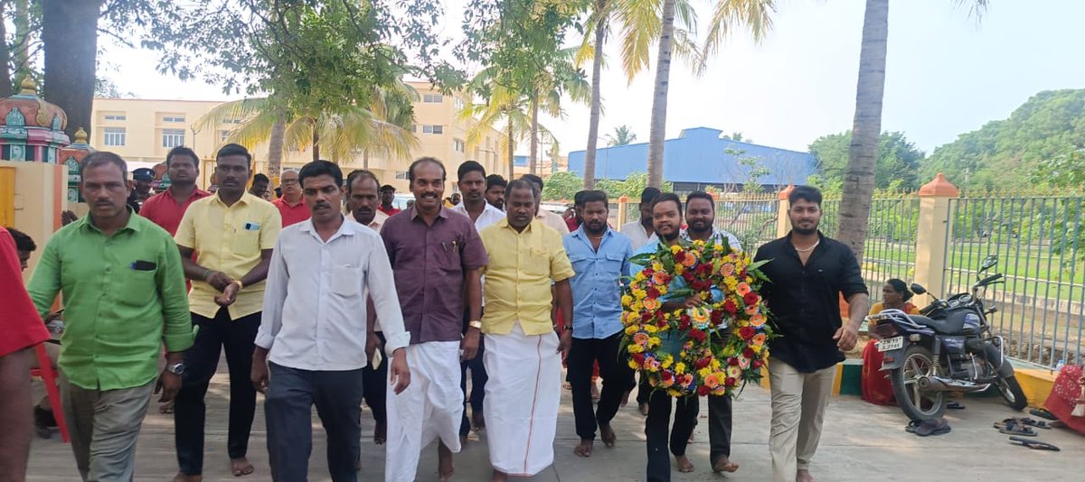 g_vaithi's tweet photo. மறைந்த ஆன்மீகப் புரட்சியாளர்
அருட்திரு.பங்காரு அடிகளார் அவர்களுக்கு இறுதி அஞ்சலி செலுத்தி குடும்பத்தாரிடம் துக்கத்தினை பகிர்ந்து கொண்டேன்.

--
அக்.20/2023
மேல்மருவத்தூர் https://t.co/coIwMGycAu