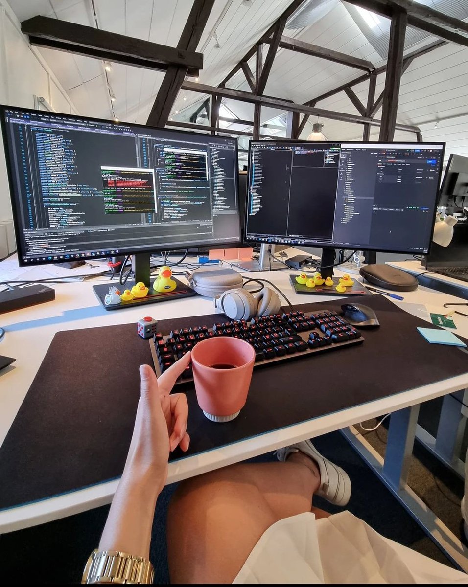 Girl loves coding 👩💻 tweet media