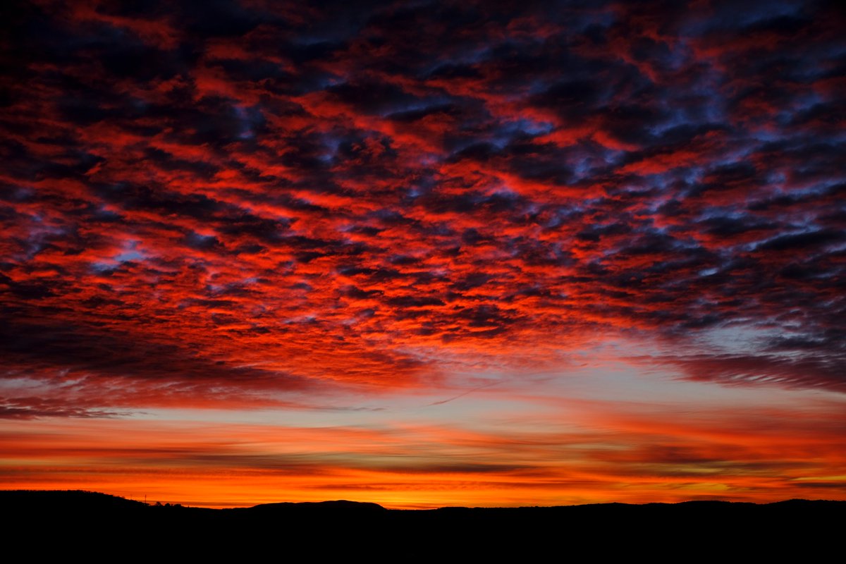 Hay momentos que no necesitan presentación porque la belleza lo dice todo. (Amanecer desde el Observatorio Meteorológico Internacional de la Cocina de Casa. Sierra de Guara. 7/12/2023)