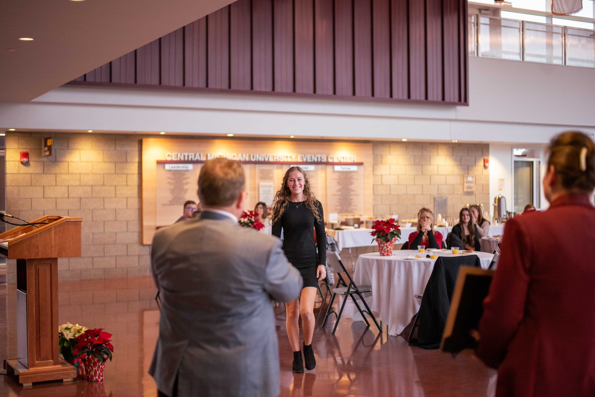 CMUAthletics's tweet photo. We had the honor to celebrate our graduating student-athletes this morning as they were presented with their student-athlete stole 🎓

Congratulations to our winter graduates, Fire Up Forever ❤️‍🔥

📸: https://t.co/6ZKT3ybxy1

#FireUpChips��⬆️🎓 https://t.co/AhFcuUUbcE