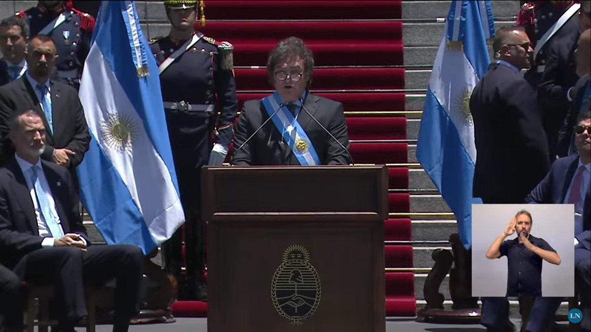 lisandrobregant's tweet photo. LA NARRATIVA DE UN CIRUJANO DENTRO DEL DISCURSO DE ASUNCIÓN A PRESIDENTE
#análisistécnico #narrativaspúblicas #MileiPresidente 🇦🇷

⚠️Advertencia: Si sos recién llegada/o a esta cuenta, sólo analizamos comunicación de forma técnica y basada en evidencia. De temas de coyuntura política, gobernabilidad, comportamiento electoral no sabemos un carajo ni es nuestro negocio. (para más información de cómo medimos y cómo lo hacemos: link en bio)

⏱️SÍNTESIS: Expuso la salud del país en materia económica y social. Narró las dos formas de operar (shock o gradual) y lo inevitable del ajuste. Comunicó a los dolientes (el pueblo) que vamos a entrar en cirugía mayor. Sólo al final del discurso aparecieron vestigios típicos de narrativa de asunción presidencial con las citas bílblicas (Macabeos) y referencias religiosas (Hanukkah). Sólo cinco menciones abstractas sobre la esperanza y el futuro, narrativas que tradicionalmente se desarrollan en discursos de asunción.

✅DOS GRANDES ACIERTOS NARRATIVOS DEL DISCURSO DE MILEI

✅📈El manejo de los datos. 

En este aspecto del discurso se pudo ver un crecimiento significativo en el delivery (la entrega) del mensaje. Siempre que aparecía una métrica, en pocos segundos aparecía una correlación o un “implica/significa”. El Milei de campaña era una topadora de datos. El Milei Presidente es una métrica puntual (cuantitativo) y un sentido/significado social (cualitativo). Y eso lo trabajó en cada intervención de números/métricas. Acierto total en un aspecto muy complejo de la comunicación pública

✅👨‍⚕️La narrativa de cirujano. 

A los 14 minutos del discurso, la mitad casi exacta, se genera la segunda buena praxis narrativa. Quizás la más importante desde nuestros marcadores técnicos en narraglobal (ver link en biografía para más info y contexto de cómo medimos). ¿Qué pasó? El guión de Milei entró en una secuencia de pocos segundos que remató en un aplauso único durante el discurso. Único por lo particular. No fue un estruendo, el público presente estaba escuchando y reaccionó de forma des-coordinada. Un aplauso cerrado. ¿Qué dijo Milei y su equipo técnico de comunicación en esa secuencia?

1. No hay alternativa posible al ajuste
2. No hay lugar para la discusión entre shock o gradualismo
3. Lamentablemente el país carece de reputación
4. Lamentablemente tengo que decírselo de nuevo: no hay plata

Y vino el aplauso (dejaré al final de este posteo el recorte del video para que aprecien esa reacción descoordinada y espontánea del público)

➡️¿Por qué es una narrativa de cirujano? 

Porque habla de la salud del país y cuenta que hay dos formas de operar gradualismo o shock y las tasas de sobrevida de cada una. Y luego, hace - con mucho tacto, algo nuevo en la narrativa pública de Milei - las cuatro enumeraciones-razones técnicas para ir directo a una cirugía mayor. Habla de la enfermedad, de los estudios comparados. Nos cuenta a nosotros los dolientes para tener nuestro consentimiento y meter bisturí.

❌UN DESACIERTO NARRATIVO (POR ALGO TODOS LOS DISCURSOS DE ASUNCIÓN PROFESIONALES DECIDEN NARRAR LA ESPERANZA)

Luego de contarnos cómo va a ser la operación, luego de dimensionar la pesada herencia con métricas atadas a sentido (dos buenas praxis narrativa) la lógica del discurso marcaba que ingresara de forma medida la narrativa de futuro (esperanza). 

Lo que se espera de un líder que va a guiar la vida de 40 millones de argentinos. Eso no estuvo en el discurso de forma desarrollada. Sólo pequeños fragmentos abstractos. 

➡️El mejor de ellos, el del final. Justo después de los tres “viva la libertad carajo” y una vez que había entrado el locutor oficial a cerrar protocolarmente la ceremonia, Javier Milei, dice firme y en tono normal - no impostado panic show - ´a ponerse de pie que vamos a salir´. Y cierra el discurso.

✅Es clave que luego de contar/profundizar el riesgo-dolor de lo que va a venir el líder pueda ayudar a conectar a su pueblo con la Argentina que se viene luego de eso. No como antagonismo de lo malo, sino como país con vuelo propio. 

❌Esta narrativa de la esperanza fue el gran déficit comunicacional durante toda la campaña y hoy también se consolidó como déficit. ¿La buena noticia a nivel comunicacional? El mismo Presidente antes de cerrar el discurso lo percibió y por eso sumó esa frase sobre el final, sobre la campana.

Si se vienen días de dolor social, ajuste y movilización de emociones, será clave ayudar a recordar y llenar de sentido a los argentinos hacia dónde vamos y cuál es la recompensa.

🔴Hasta acá mi análisis técnico sobre la narrativa de la asunción de Javier Milei. Gracias por leer! 🙏

▶️¿Sos asesor/a de un equipo técnico o decisor/a de comunicación en una organización?  ✉️Escribinos a informe@narraglobal.com y te contamos cómo nuestros informes pueden bajar el riesgo de tus comunicaciones públicas