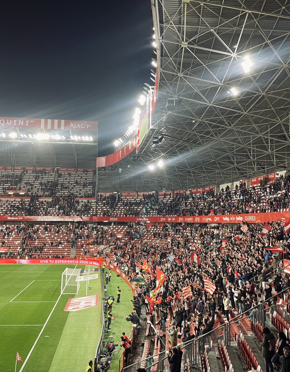 Lediakhov's tweet photo. Entre un te quiero y te quiero, vamos remontando el cielo y no puedo arrepentirme de este amor.

Animar al Real Sporting es pa mí un privilegio, porque somos los guardianes de Gijón. 

https://t.co/phmtTRIYG0