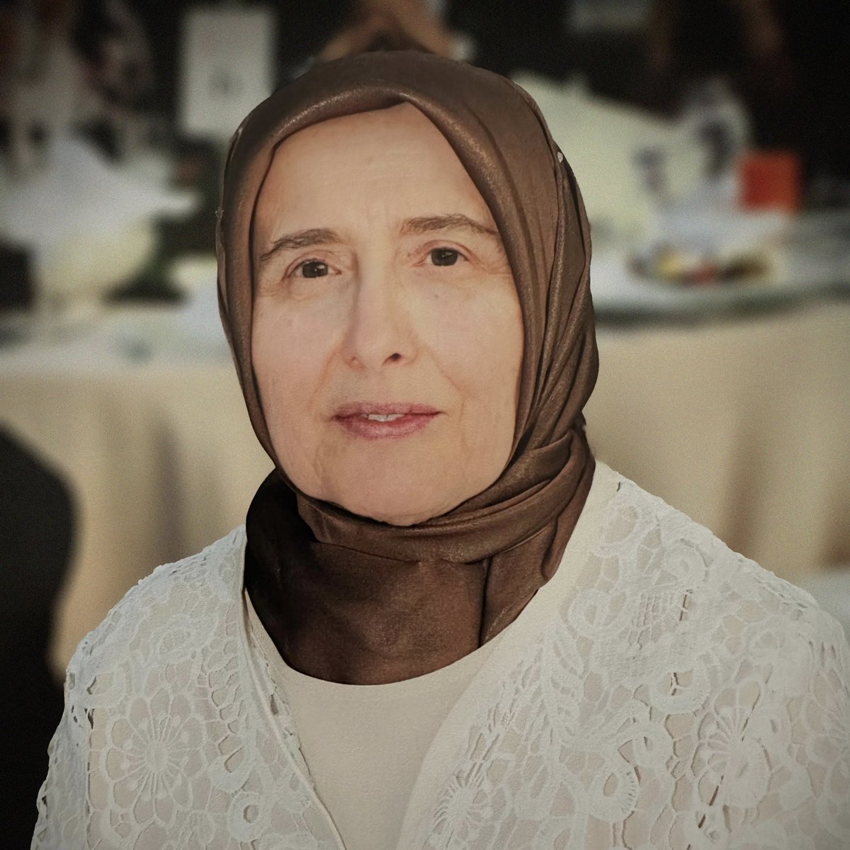 alibabacan's tweet photo. Babamı kaybetmenin üzerinden bir ay geçmişken dün sevgili annem Güner Babacan'ı da kaybettim.

Bu büyük acımızda bizi yalnız bırakmayarak cenazeye ve taziyeye gelen, telefonla ve sosyal medya aracılığıyla taziyelerini ileten herkese çok teşekkür ediyorum. Allah eksikliğinizi göstermesin.

Annem yardımseverliğiyle, sevgisiyle, şefkatiyle tüm ailemizin hem aklıydı hem kalbiydi. Rabbim mekânını cennet eylesin.
