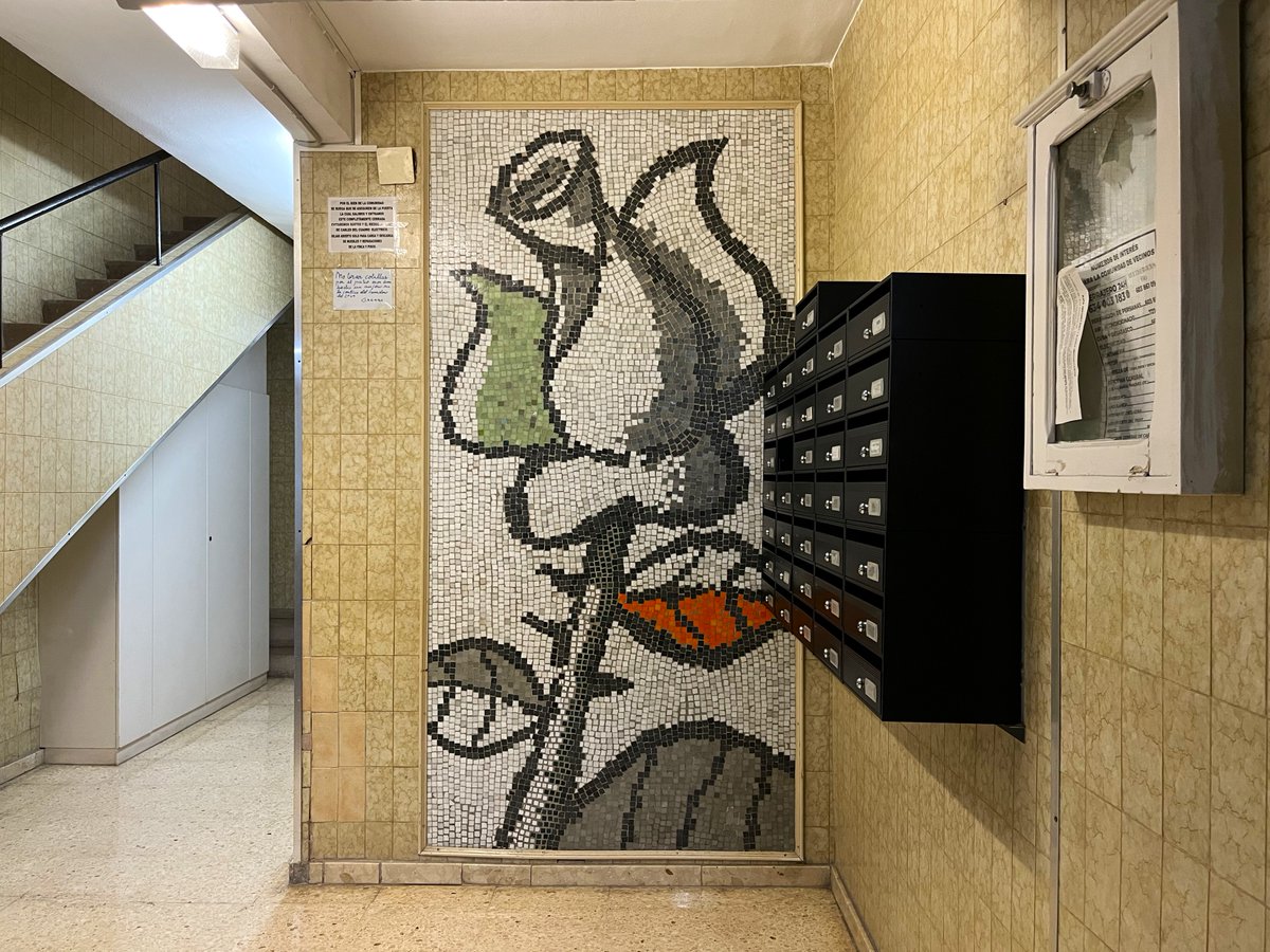 Bcnsingular's tweet photo. Una successió increïble de mosaics de tessel·les dels 60, obra d'Armand Olivé Milián, en un passatge interior privat de la #Verneda, i dins també de moltes de les porteries. El muralista va restituir fa 2 anys part del conjunt, derruït durant unes obres (rbla. Prim 198-218) https://t.co/geOqTTBa6Y