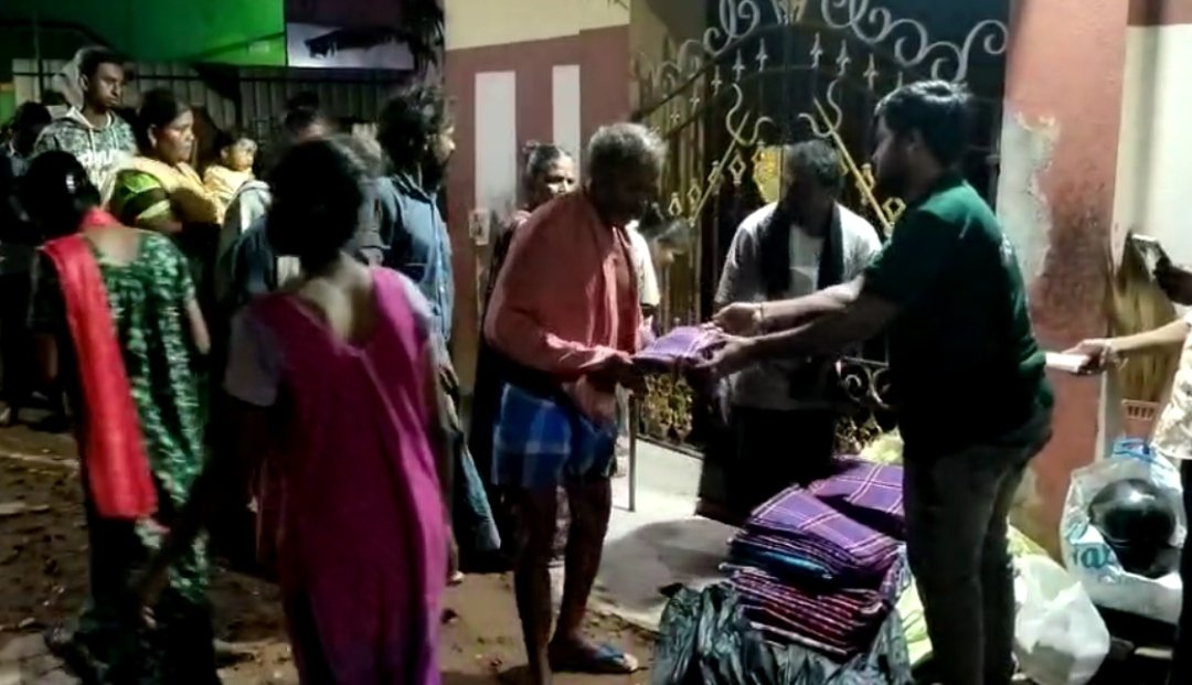simpletrusttn's tweet photo. Our #SimpleTrust Teammate Suresh-@therinjukonga & in collaboration with Mr. MGRamachandran's team, "Ungal Sevagan," we collected 600 bedsheets and sanitary napkins from generous donors through @paapabutterfly mam(1/n)
#Simpletrust
#ChennaiFloodRelief #Chennai #HumanityFirst https://t.co/DIdbnKujnQ