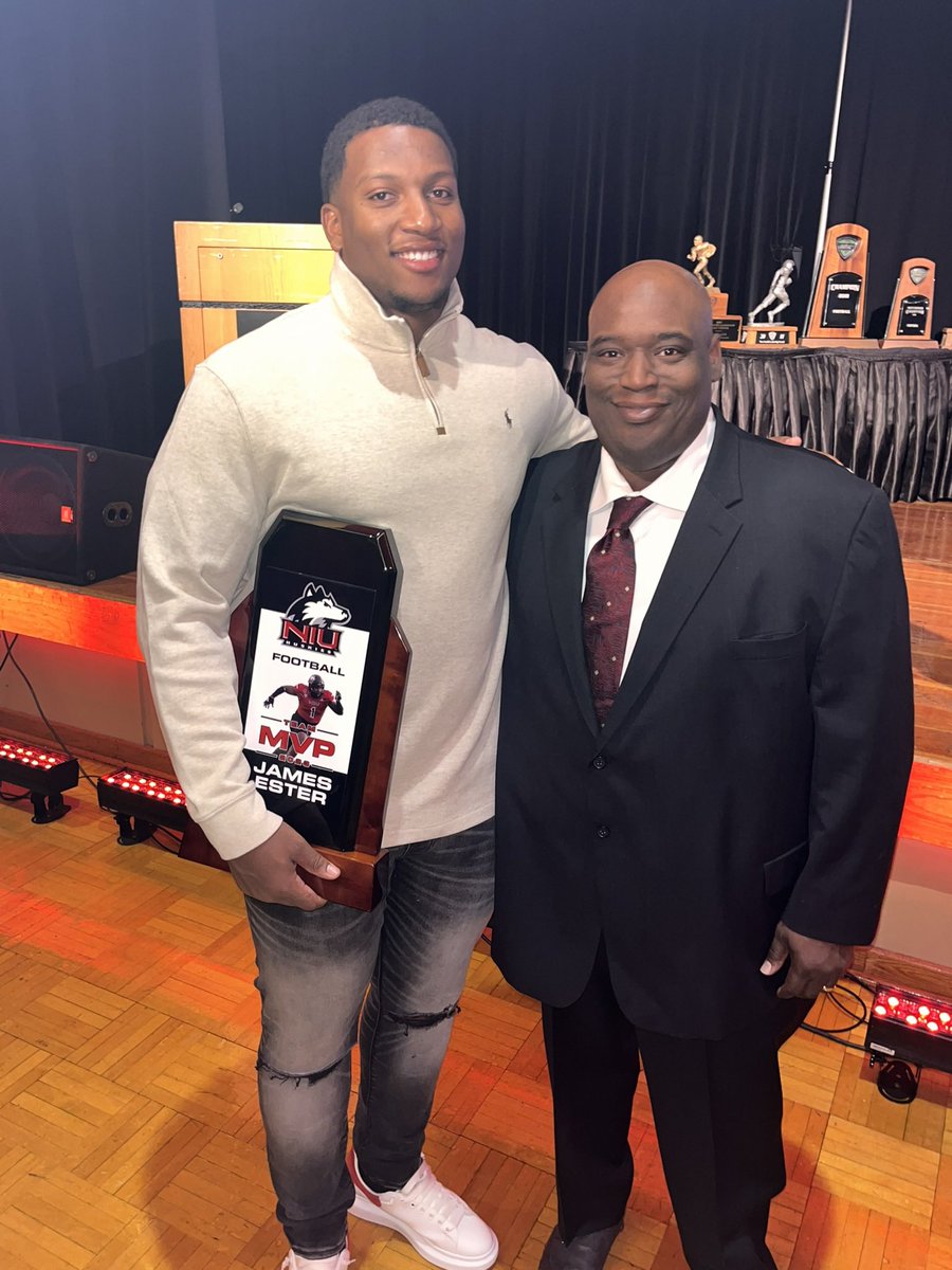 J2Ester's tweet image. Relationships matter, loyalty matters. Don’t let anyone tell you they don’t. Blessed to have been continuously surrounded with so much love and support 🖤