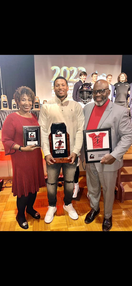 J2Ester's tweet image. Relationships matter, loyalty matters. Don’t let anyone tell you they don’t. Blessed to have been continuously surrounded with so much love and support 🖤