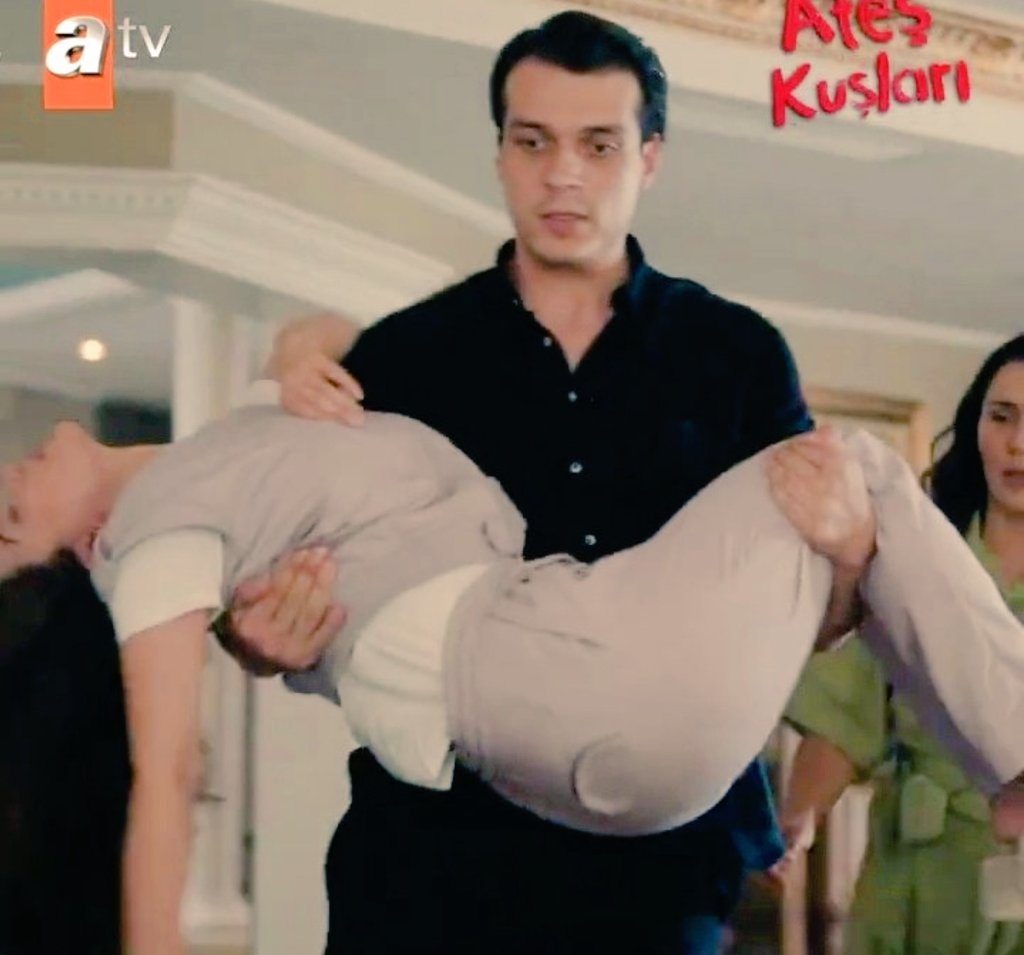 HumaxKara's tweet photo. Karacım , aynen şu şekil Hümayıda alıp kaçmanızı isdiyorum şu lanet diziden🙏🏻😒 #HümKar #ateskusları https://t.co/WynEnf1Uk4