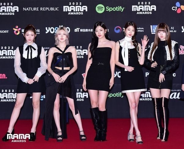 celestia_ofc's tweet photo. [📸] Com o dinheiro do #PIX, Celestia chega ao #NMA2023_RedCarpet cheias de carisma, visuais e o estilista com um roxo no olho. https://t.co/nOSGgISF0T