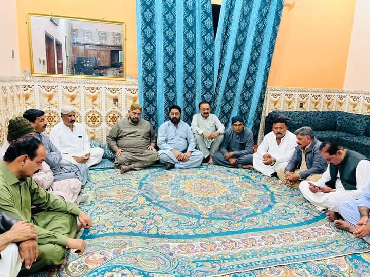 SajjadRind92's tweet photo. میئر میرپورخاص عبدالرؤف غوری نے وال کٹ میں بلوچ ہاؤس پر سلیم بلوچ سے ان کی ساس کی وفات پر تعزیت کی اور مرحومہ کی روح کو ایصال ثواب کیلئے فاتحہ خوانی و دعا کی۔ 

اس موقع پر یو��ی چیئرمین اور وائیس چیئرمین ان کے ہمراہ تھے.
#Mayormirpurkhas #PPP @ARaufGhoriPPP https://t.co/mDYGoDmI3E