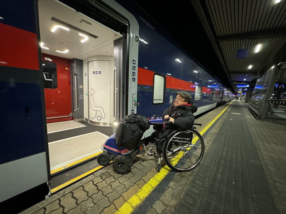 fuchur's tweet photo. Accessible boardingtime at @unsereOEBB #Nightjet New Generation NJ40420 in Innsbruck. @newrestgroup @Euro_Nighter #barrierefrei @bahnfueralle #bahnfueralle #nightjetnewgen #nightjetnewgeneration #bahn #bahnliebe #nighttrain #nachtzug @NightTrainWorld #oebb #öbb #accessible https://t.co/283cmLTEN2
