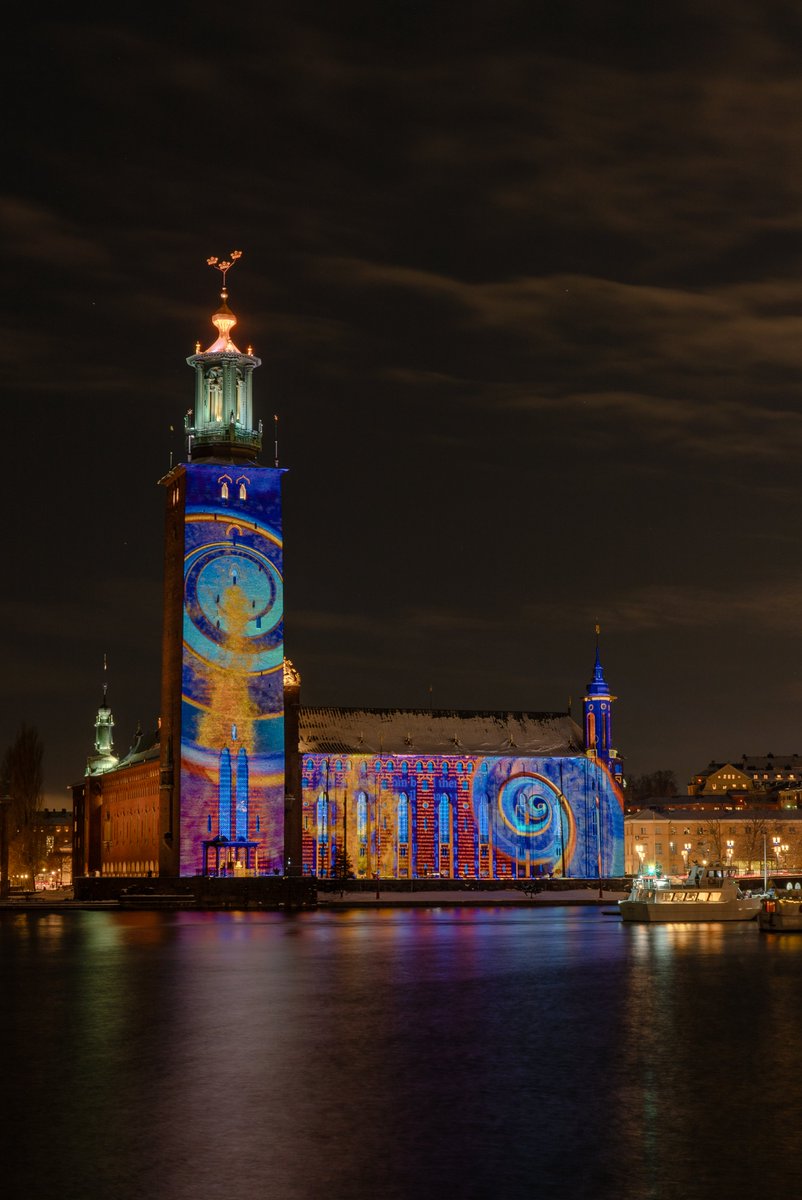 Der #NobelPrizeDay  ist da ✨ Die Bedeutung von Wissenschaft &amp; Kultur für die Menschheit steht heute im Mittelpunkt, insbesondere beim Nobelpreisbankett. 
Schweden ist stolz darauf, Gastgeber der Nobelpreisfeierlichkeiten zu sein.

Herzlichen Glückwunsch zum Nobelpreis!
