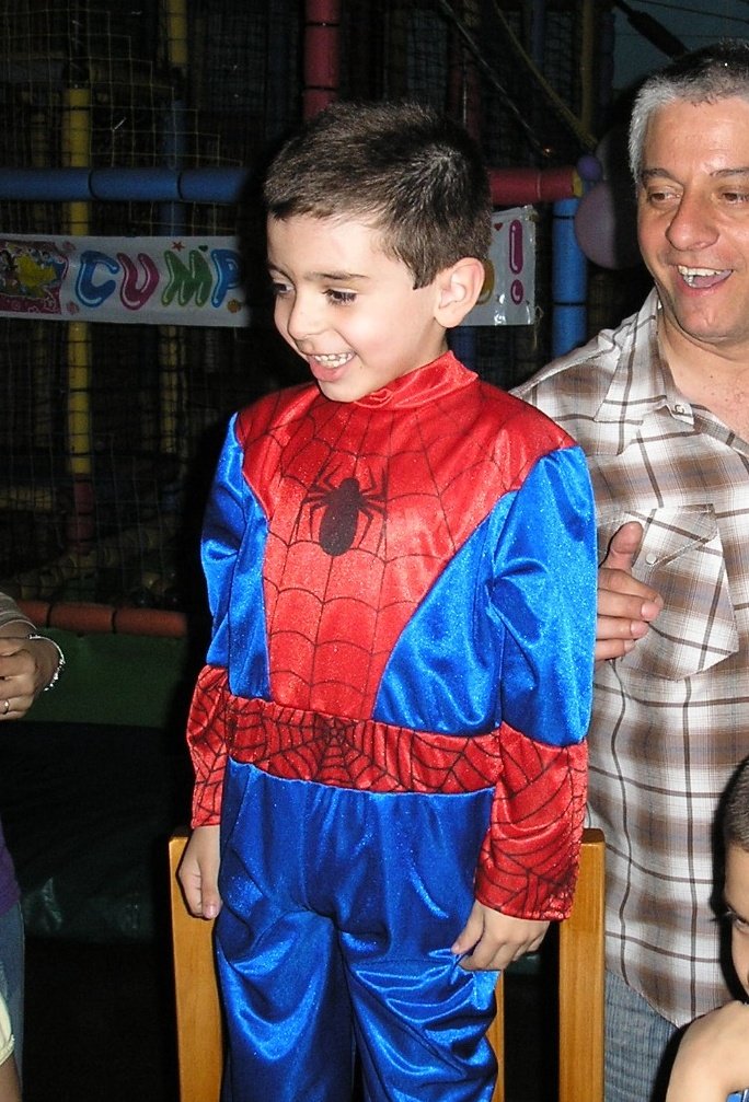 lauttiii's tweet photo. quiero volver a cuando me entraba el traje de spiderman https://t.co/wENLDg6Zq8