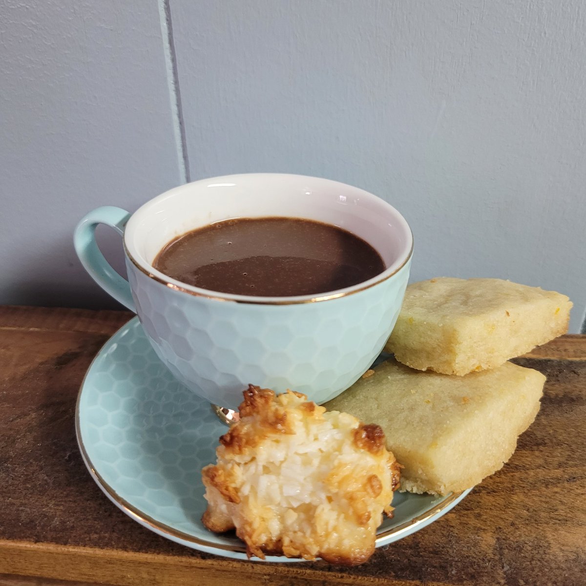 EmoHairSally's tweet photo. Loving the treats from Ebbers Cook-a-Long #SnowWayOut @sortedfood https://t.co/xdjkDrKqXG