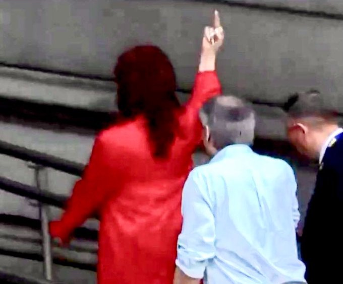 LahitteCarlos's tweet photo. ⏩ Cristina Vestida de Rojo Comunista..... Rojo satanista, se va con un fuck you, la postal perfecta!
ORDINARIA"! como todo Comunista.... https://t.co/cV95k2QaFU