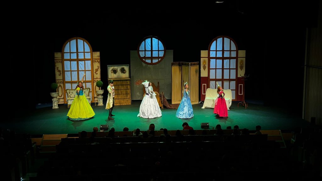 ToyProducciones's tweet photo. Zamora, gracias por abrirnos las puertas, hemos disfrutado de vuestros aplausos y vuestro cariño. 

Nos marchamos con una sonrisa y nos emplazamos para volver muy pronto, el teatro Ramos Carrión nos ha cogido de maravilla. 

😊 Gracias #Zamora!!! https://t.co/JlzVl2wUiP