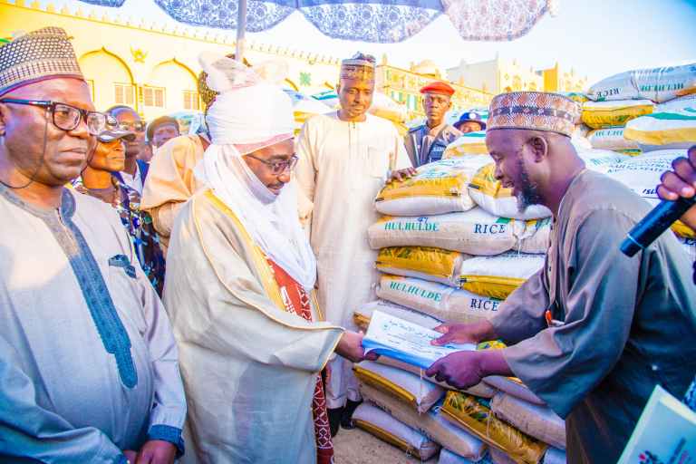 radionigeriahq's tweet image. Speaker Abbas distributes #palliatives to 26,619 people in Zaria radionigeria.gov.ng/2023/12/10/spe…