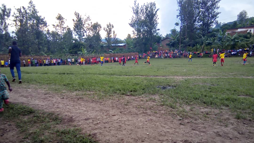 GRusizi's tweet photo. Uyu munsi mutugari tugize umurenge hasojwe amarushanwa y'umupira w'amaguru yahuzaga imidugudu, mu kagari ka Mpinga igikombe cyatwawe n'umudugudu wa Mpuzamahanga, Nyamigina gitwarwa n'umudugudu wa Bwiza na Kizura cyatwawe n'umudugudu wa Gitambi @DrKibiriga @RusiziDistrict https://t.co/1ZBdlw6OxE