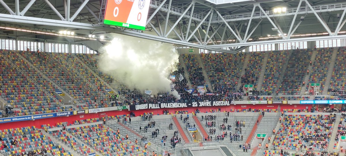 AJBijl's tweet photo. Twee wedstrijden in Duitsland deze zondag. Als eerst naar Fortuna Düsseldorf-Holstein Kiel. 

Grote bak, voelde leeg maar alsnog 31.000 toeschouwers. Voetbal was soms niet om aan te zien en ook de supporters waren erg tam. 

Na de wedstrijd snel richting Keulen

#groundhopping https://t.co/4Qe8LI5SI5