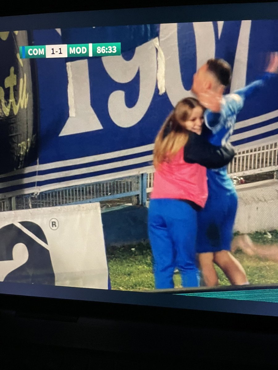 Pepefede's tweet photo. La foto del weekend.
Una raccattapalle che abbraccia il giocatore del #Como che ha appena segnato il gol vittoria. #comomodena #serieB https://t.co/3Cjm9ZnP9h