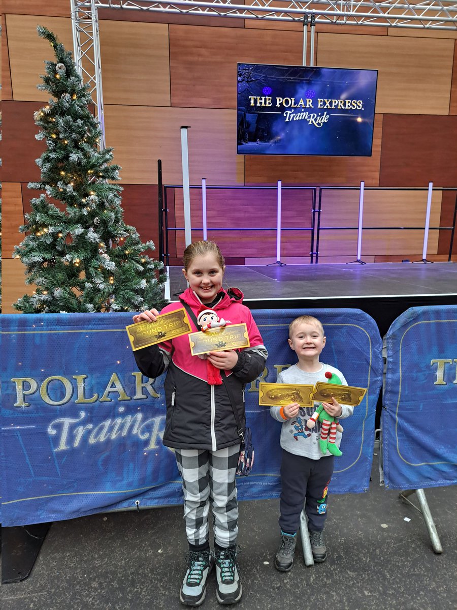 V1VRWN's tweet photo. E and K had an amazing trip on The Polar Express yesterday 🚂🎅 @MPS_Primary1 @MPS_Primary6 https://t.co/wbdm04AiIt