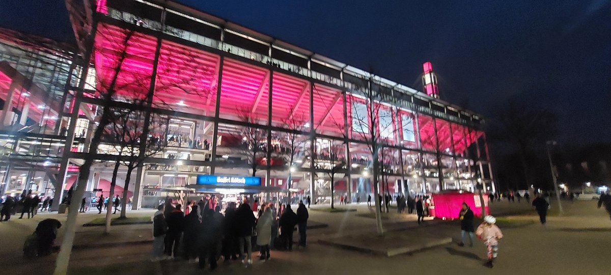 AJBijl's tweet photo. Aangekomen in Keulen snel een Bratwurst gescoord. Daarna naar binnen voor de degradatiekraker tegen Mainz. 

Heerlijk stadion om te zien, prima sfeer van beide kanten met helaas een 0-0 als uitslag. Wedstrijd met hoog tempo en een aantal grote kansen. 

#groundhopping https://t.co/XsPbAuAMN2